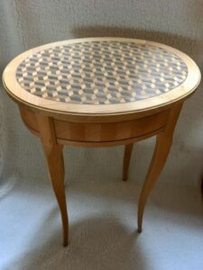 Un ébéniste de VMG BOIS travaillant minutieusement sur un meuble en bois dans un atelier bien équipé. L'artisan utilise des outils spécialisés pour sculpter et assembler les pièces de bois, illustrant ainsi son savoir-faire et sa passion pour l'artisanat. Texte alternatif pour une image de finition de meuble en bois par VMG BOIS Un meuble en bois magnifiquement fini par VMG BOIS, avec des détails sculptés et une surface lisse et brilliante. La pièce reflète la qualité et l'attention aux détails apportées par les artisans, mettant en valeur la beauté naturelle du bois. Texte alternatif pour une image de restauration de meuble ancien par VMG BOIS Un artisan de VMG BOIS restaurant avec soin un meuble ancien, en préservant son caractère historique tout en incorporant des techniques modernes. L'image montre l'ébéniste travaillant avec des outils délicats pour réparer et revitaliser la pièce, lui redonnant une nouvelle vie. Texte alternatif pour une image de service de conception de meuble sur mesure par VMG BOIS Un artisan de VMG BOIS discutant avec un client, présentant des esquisses et des échantillons de bois pour la conception d'un meuble sur mesure. La consultation se déroule dans un atelier où divers modèles de meubles et matériaux sont exposés, démontrant l'engagement de VMG BOIS à fournir des solutions personnalisées et de haute qualité. Texte alternatif pour une image de création artistique en bois par VMG BOIS Une sculpture en bois magnifiquement réalisée par un artisan de VMG BOIS. L'œuvre d'art, aux formes élégantes et aux détails raffinés, met en avant le talent et la créativité de l'ébéniste, illustrant la fusion entre artisanat traditionnel et esthétique moderne. ébéniste gironde, ébéniste bordeaux, ébéniste nouvelle aquitaine, ébénisterie gironde, ébénisterie nouvelle aquitaine, ébénisterie sauveterre de guyenne