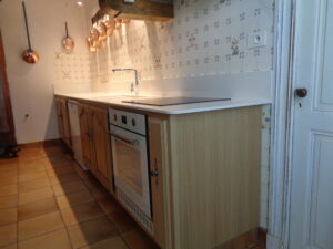Rénovation cuisine traditionnelle, cuisine traditionnelle bois, rénovation cuisine vmg bois, vmg bois expert en cuisine, vmg bois pose de cuisine traditionnelle et moderne en girond,e nouvelle aquitaine, vmg bois expert en cuisine, vmg bois conseiller en cuisine, cuisine sur mesure, cuisines sur mesure, cuisine bordeaux, cuisine nouvelle aquitaine, cuisine gironde,Cuisine moderne et élégante en Gironde, mettant en valeur des matériaux nobles comme le bois et la pierre. Les lignes épurées et le design contemporain se marient harmonieusement avec des touches rustiques, créant un espace à la fois chaleureux et fonctionnel. Éclairée par une lumière naturelle abondante, cette cuisine offre un cadre convivial pour des moments culinaires partagés, robinetterie cuisine, hotte aspirante, VMG bois votre artisan menuisier en gironde, vmg bois artisan Bordeaux, artisan menuisier Bordeaux, artisan menuisier Sauveterre de guyenne, artisan menuisier nouvelle aquitaine, artisan mensuisier, ébénisterie artisanale Gironde, ébénisterie artisanale Bordeaux, ébénisterie artisanale, Entre-deux-mers, artisan bois, artisan alu, artisan pvc, artisan aménagement extérieur et intérieur, terrasse bois, pergola bois, bardage bois, placards sur mesure, escalier bois, dressing bois artisan en gironde, placards sur mesure, escalier bois, dressing bois artisan sur Bordeaux, entreprise de menuiserie sur mesure, création mobilier bois, meuble sur mesure, artisan cuisiniste Bordeaux, artisan cuisiniste Gironde, artisan cuisiniste Nouvelle aquitaine, urgence serrurerie Béziers, ouverture de porte, sécurité après cambriolage, demande devis menuisier, prise de contact serrurier, dressing bois Bordeaux, escalier sur mesure Bordeaux, escalier sur mesure Gironde, escalier sur mesure Sauveterre de guyenne, aménagement intérieur bois, projets menuiseries Bordeaux, projets menuiseries sauveterre de guyenne