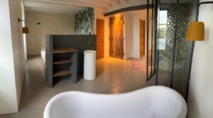 Rénovation salle de bain, rénovation et aménagement salle de bain, rénovation et aménagement chambre, Réalisation bureau sur mesure, réalisation bureau artisanle sur mesure Bordeaux, Portail Bordeaux, fabrication et pose portail alu et pvc bordeaux, pose et fabrication artisanale portail gironde, Aménagement extérieur, terrasse bordeaux, carport Bordeaux, carport artisanle Gironde, appenti Bordeaux, appenti Gironde, Porte sur mesure, porte artisanale, rénovation porte bois, rénovation porte ancienne, ébénisterie porte, Volets bois, volets artisanal, volets sur mesure, volets Bordeaux, volets fabrication artisanles, volets sur-mesure, volets sur mesure bordeaux, volets sur mesure Gironde, volets sur mesure Sauveterre de Guyenne, Rénovation cuisine traditionnelle, cuisine traditionnelle bois, rénovation cuisine vmg bois, vmg bois expert en cuisine, vmg bois pose de cuisine traditionnelle et moderne en girond,e nouvelle aquitaine, vmg bois expert en cuisine, vmg bois conseiller en cuisine, cuisine sur mesure, cuisines sur mesure, cuisine bordeaux, cuisine nouvelle aquitaine, cuisine gironde,Cuisine moderne et élégante en Gironde, mettant en valeur des matériaux nobles comme le bois et la pierre. Les lignes épurées et le design contemporain se marient harmonieusement avec des touches rustiques, créant un espace à la fois chaleureux et fonctionnel. Éclairée par une lumière naturelle abondante, cette cuisine offre un cadre convivial pour des moments culinaires partagés, robinetterie cuisine, hotte aspirante, VMG bois votre artisan menuisier en gironde, vmg bois artisan Bordeaux, artisan menuisier Bordeaux, artisan menuisier Sauveterre de guyenne, artisan menuisier nouvelle aquitaine, artisan mensuisier, ébénisterie artisanale Gironde, ébénisterie artisanale Bordeaux, ébénisterie artisanale, Entre-deux-mers, artisan bois, artisan alu, artisan pvc, artisan aménagement extérieur et intérieur, terrasse bois, pergola bois, bardage bois, placards sur mesure, escalier bois, dressing bois artisan en gironde, placards sur mesure, escalier bois, dressing bois artisan sur Bordeaux, entreprise de menuiserie sur mesure, création mobilier bois, meuble sur mesure, artisan cuisiniste Bordeaux, artisan cuisiniste Gironde, artisan cuisiniste Nouvelle aquitaine, urgence serrurerie Béziers, ouverture de porte, sécurité après cambriolage, demande devis menuisier, prise de contact serrurier, dressing bois Bordeaux, escalier sur mesure Bordeaux, escalier sur mesure Gironde, escalier sur mesure Sauveterre de guyenne, aménagement intérieur bois, projets menuiseries Bordeaux, projets menuiseries sauveterre de guyenne, aménagement extérieur, améngamenet terrasses bois Bordeaux, aménagement buanderie, aménagement dressing, réalisation bibliothèque, placards bordeaux, placards gironde, placards sauveterre de guyenne, chambre parentale Bordeaux, chambre parentale Gironde, chambre parentale Sauveterre de guyenne