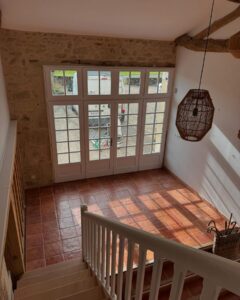 Escalier bois et fer Bordeaux, escalier bpis et alu Bordeaux, escalier artisanle Gironde, Cave à vin bois, rangement bouteilels de vin, banc sur mesure, banc bois sur mesure, Rénovation escalier, ébénisterie escalier, rénovation escalier bordeaux, rénovation escalier gironde, Rénovation salle de bain, rénovation et aménagement salle de bain, rénovation et aménagement chambre, Réalisation bureau sur mesure, réalisation bureau artisanle sur mesure Bordeaux, Portail Bordeaux, fabrication et pose portail alu et pvc bordeaux, pose et fabrication artisanale portail gironde, Aménagement extérieur, terrasse bordeaux, carport Bordeaux, carport artisanle Gironde, appenti Bordeaux, appenti Gironde, Porte sur mesure, porte artisanale, rénovation porte bois, rénovation porte ancienne, ébénisterie porte, Volets bois, volets artisanal, volets sur mesure, volets Bordeaux, volets fabrication artisanles, volets sur-mesure, volets sur mesure bordeaux, volets sur mesure Gironde, volets sur mesure Sauveterre de Guyenne, Rénovation cuisine traditionnelle, cuisine traditionnelle bois, rénovation cuisine vmg bois, vmg bois expert en cuisine, vmg bois pose de cuisine traditionnelle et moderne en girond,e nouvelle aquitaine, vmg bois expert en cuisine, vmg bois conseiller en cuisine, cuisine sur mesure, cuisines sur mesure, cuisine bordeaux, cuisine nouvelle aquitaine, cuisine gironde,Cuisine moderne et élégante en Gironde, mettant en valeur des matériaux nobles comme le bois et la pierre. Les lignes épurées et le design contemporain se marient harmonieusement avec des touches rustiques, créant un espace à la fois chaleureux et fonctionnel. Éclairée par une lumière naturelle abondante, cette cuisine offre un cadre convivial pour des moments culinaires partagés, robinetterie cuisine, hotte aspirante, VMG bois votre artisan menuisier en gironde, vmg bois artisan Bordeaux, artisan menuisier Bordeaux, artisan menuisier Sauveterre de guyenne, artisan menuisier nouvelle aquitaine, artisan mensuisier, ébénisterie artisanale Gironde, ébénisterie artisanale Bordeaux, ébénisterie artisanale, Entre-deux-mers, artisan bois, artisan alu, artisan pvc, artisan aménagement extérieur et intérieur, terrasse bois, pergola bois, bardage bois, placards sur mesure, escalier bois, dressing bois artisan en gironde, placards sur mesure, escalier bois, dressing bois artisan sur Bordeaux, entreprise de menuiserie sur mesure, création mobilier bois, meuble sur mesure, artisan cuisiniste Bordeaux, artisan cuisiniste Gironde, artisan cuisiniste Nouvelle aquitaine, urgence serrurerie Béziers, ouverture de porte, sécurité après cambriolage, demande devis menuisier, prise de contact serrurier, dressing bois Bordeaux, escalier sur mesure Bordeaux, escalier sur mesure Gironde, escalier sur mesure Sauveterre de guyenne, aménagement intérieur bois, projets menuiseries Bordeaux, projets menuiseries sauveterre de guyenne, aménagement extérieur, améngamenet terrasses bois Bordeaux, aménagement buanderie, aménagement dressing, réalisation bibliothèque, placards bordeaux, placards gironde, placards sauveterre de guyenne, chambre parentale Bordeaux, chambre parentale Gironde, chambre parentale Sauveterre de guyenne, claustra sur mesure bordeaux, claustra sur mesure Gironde