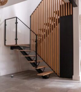 Escalier bois et fer Bordeaux, escalier bpis et alu Bordeaux, escalier artisanle Gironde, Cave à vin bois, rangement bouteilels de vin, banc sur mesure, banc bois sur mesure, Rénovation escalier, ébénisterie escalier, rénovation escalier bordeaux, rénovation escalier gironde, Rénovation salle de bain, rénovation et aménagement salle de bain, rénovation et aménagement chambre, Réalisation bureau sur mesure, réalisation bureau artisanle sur mesure Bordeaux, Portail Bordeaux, fabrication et pose portail alu et pvc bordeaux, pose et fabrication artisanale portail gironde, Aménagement extérieur, terrasse bordeaux, carport Bordeaux, carport artisanle Gironde, appenti Bordeaux, appenti Gironde, Porte sur mesure, porte artisanale, rénovation porte bois, rénovation porte ancienne, ébénisterie porte, Volets bois, volets artisanal, volets sur mesure, volets Bordeaux, volets fabrication artisanles, volets sur-mesure, volets sur mesure bordeaux, volets sur mesure Gironde, volets sur mesure Sauveterre de Guyenne, Rénovation cuisine traditionnelle, cuisine traditionnelle bois, rénovation cuisine vmg bois, vmg bois expert en cuisine, vmg bois pose de cuisine traditionnelle et moderne en girond,e nouvelle aquitaine, vmg bois expert en cuisine, vmg bois conseiller en cuisine, cuisine sur mesure, cuisines sur mesure, cuisine bordeaux, cuisine nouvelle aquitaine, cuisine gironde,Cuisine moderne et élégante en Gironde, mettant en valeur des matériaux nobles comme le bois et la pierre. Les lignes épurées et le design contemporain se marient harmonieusement avec des touches rustiques, créant un espace à la fois chaleureux et fonctionnel. Éclairée par une lumière naturelle abondante, cette cuisine offre un cadre convivial pour des moments culinaires partagés, robinetterie cuisine, hotte aspirante, VMG bois votre artisan menuisier en gironde, vmg bois artisan Bordeaux, artisan menuisier Bordeaux, artisan menuisier Sauveterre de guyenne, artisan menuisier nouvelle aquitaine, artisan mensuisier, ébénisterie artisanale Gironde, ébénisterie artisanale Bordeaux, ébénisterie artisanale, Entre-deux-mers, artisan bois, artisan alu, artisan pvc, artisan aménagement extérieur et intérieur, terrasse bois, pergola bois, bardage bois, placards sur mesure, escalier bois, dressing bois artisan en gironde, placards sur mesure, escalier bois, dressing bois artisan sur Bordeaux, entreprise de menuiserie sur mesure, création mobilier bois, meuble sur mesure, artisan cuisiniste Bordeaux, artisan cuisiniste Gironde, artisan cuisiniste Nouvelle aquitaine, urgence serrurerie Béziers, ouverture de porte, sécurité après cambriolage, demande devis menuisier, prise de contact serrurier, dressing bois Bordeaux, escalier sur mesure Bordeaux, escalier sur mesure Gironde, escalier sur mesure Sauveterre de guyenne, aménagement intérieur bois, projets menuiseries Bordeaux, projets menuiseries sauveterre de guyenne, aménagement extérieur, améngamenet terrasses bois Bordeaux, aménagement buanderie, aménagement dressing, réalisation bibliothèque, placards bordeaux, placards gironde, placards sauveterre de guyenne, chambre parentale Bordeaux, chambre parentale Gironde, chambre parentale Sauveterre de guyenne, claustra sur mesure bordeaux, claustra sur mesure Gironde