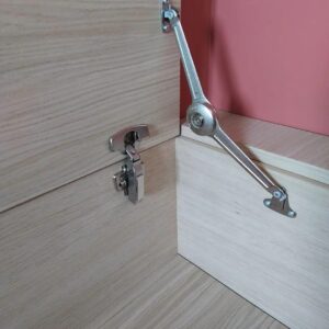 banc sur mesure, banc bois sur mesure, Rénovation escalier, ébénisterie escalier, rénovation escalier bordeaux, rénovation escalier gironde, Rénovation salle de bain, rénovation et aménagement salle de bain, rénovation et aménagement chambre, Réalisation bureau sur mesure, réalisation bureau artisanle sur mesure Bordeaux, Portail Bordeaux, fabrication et pose portail alu et pvc bordeaux, pose et fabrication artisanale portail gironde, Aménagement extérieur, terrasse bordeaux, carport Bordeaux, carport artisanle Gironde, appenti Bordeaux, appenti Gironde, Porte sur mesure, porte artisanale, rénovation porte bois, rénovation porte ancienne, ébénisterie porte, Volets bois, volets artisanal, volets sur mesure, volets Bordeaux, volets fabrication artisanles, volets sur-mesure, volets sur mesure bordeaux, volets sur mesure Gironde, volets sur mesure Sauveterre de Guyenne, Rénovation cuisine traditionnelle, cuisine traditionnelle bois, rénovation cuisine vmg bois, vmg bois expert en cuisine, vmg bois pose de cuisine traditionnelle et moderne en girond,e nouvelle aquitaine, vmg bois expert en cuisine, vmg bois conseiller en cuisine, cuisine sur mesure, cuisines sur mesure, cuisine bordeaux, cuisine nouvelle aquitaine, cuisine gironde,Cuisine moderne et élégante en Gironde, mettant en valeur des matériaux nobles comme le bois et la pierre. Les lignes épurées et le design contemporain se marient harmonieusement avec des touches rustiques, créant un espace à la fois chaleureux et fonctionnel. Éclairée par une lumière naturelle abondante, cette cuisine offre un cadre convivial pour des moments culinaires partagés, robinetterie cuisine, hotte aspirante, VMG bois votre artisan menuisier en gironde, vmg bois artisan Bordeaux, artisan menuisier Bordeaux, artisan menuisier Sauveterre de guyenne, artisan menuisier nouvelle aquitaine, artisan mensuisier, ébénisterie artisanale Gironde, ébénisterie artisanale Bordeaux, ébénisterie artisanale, Entre-deux-mers, artisan bois, artisan alu, artisan pvc, artisan aménagement extérieur et intérieur, terrasse bois, pergola bois, bardage bois, placards sur mesure, escalier bois, dressing bois artisan en gironde, placards sur mesure, escalier bois, dressing bois artisan sur Bordeaux, entreprise de menuiserie sur mesure, création mobilier bois, meuble sur mesure, artisan cuisiniste Bordeaux, artisan cuisiniste Gironde, artisan cuisiniste Nouvelle aquitaine, urgence serrurerie Béziers, ouverture de porte, sécurité après cambriolage, demande devis menuisier, prise de contact serrurier, dressing bois Bordeaux, escalier sur mesure Bordeaux, escalier sur mesure Gironde, escalier sur mesure Sauveterre de guyenne, aménagement intérieur bois, projets menuiseries Bordeaux, projets menuiseries sauveterre de guyenne, aménagement extérieur, améngamenet terrasses bois Bordeaux, aménagement buanderie, aménagement dressing, réalisation bibliothèque, placards bordeaux, placards gironde, placards sauveterre de guyenne, chambre parentale Bordeaux, chambre parentale Gironde, chambre parentale Sauveterre de guyenne, claustra sur mesure bordeaux, claustra sur mesure Gironde