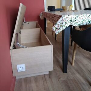 banc sur mesure, banc bois sur mesure, Rénovation escalier, ébénisterie escalier, rénovation escalier bordeaux, rénovation escalier gironde, Rénovation salle de bain, rénovation et aménagement salle de bain, rénovation et aménagement chambre, Réalisation bureau sur mesure, réalisation bureau artisanle sur mesure Bordeaux, Portail Bordeaux, fabrication et pose portail alu et pvc bordeaux, pose et fabrication artisanale portail gironde, Aménagement extérieur, terrasse bordeaux, carport Bordeaux, carport artisanle Gironde, appenti Bordeaux, appenti Gironde, Porte sur mesure, porte artisanale, rénovation porte bois, rénovation porte ancienne, ébénisterie porte, Volets bois, volets artisanal, volets sur mesure, volets Bordeaux, volets fabrication artisanles, volets sur-mesure, volets sur mesure bordeaux, volets sur mesure Gironde, volets sur mesure Sauveterre de Guyenne, Rénovation cuisine traditionnelle, cuisine traditionnelle bois, rénovation cuisine vmg bois, vmg bois expert en cuisine, vmg bois pose de cuisine traditionnelle et moderne en girond,e nouvelle aquitaine, vmg bois expert en cuisine, vmg bois conseiller en cuisine, cuisine sur mesure, cuisines sur mesure, cuisine bordeaux, cuisine nouvelle aquitaine, cuisine gironde,Cuisine moderne et élégante en Gironde, mettant en valeur des matériaux nobles comme le bois et la pierre. Les lignes épurées et le design contemporain se marient harmonieusement avec des touches rustiques, créant un espace à la fois chaleureux et fonctionnel. Éclairée par une lumière naturelle abondante, cette cuisine offre un cadre convivial pour des moments culinaires partagés, robinetterie cuisine, hotte aspirante, VMG bois votre artisan menuisier en gironde, vmg bois artisan Bordeaux, artisan menuisier Bordeaux, artisan menuisier Sauveterre de guyenne, artisan menuisier nouvelle aquitaine, artisan mensuisier, ébénisterie artisanale Gironde, ébénisterie artisanale Bordeaux, ébénisterie artisanale, Entre-deux-mers, artisan bois, artisan alu, artisan pvc, artisan aménagement extérieur et intérieur, terrasse bois, pergola bois, bardage bois, placards sur mesure, escalier bois, dressing bois artisan en gironde, placards sur mesure, escalier bois, dressing bois artisan sur Bordeaux, entreprise de menuiserie sur mesure, création mobilier bois, meuble sur mesure, artisan cuisiniste Bordeaux, artisan cuisiniste Gironde, artisan cuisiniste Nouvelle aquitaine, urgence serrurerie Béziers, ouverture de porte, sécurité après cambriolage, demande devis menuisier, prise de contact serrurier, dressing bois Bordeaux, escalier sur mesure Bordeaux, escalier sur mesure Gironde, escalier sur mesure Sauveterre de guyenne, aménagement intérieur bois, projets menuiseries Bordeaux, projets menuiseries sauveterre de guyenne, aménagement extérieur, améngamenet terrasses bois Bordeaux, aménagement buanderie, aménagement dressing, réalisation bibliothèque, placards bordeaux, placards gironde, placards sauveterre de guyenne, chambre parentale Bordeaux, chambre parentale Gironde, chambre parentale Sauveterre de guyenne, claustra sur mesure bordeaux, claustra sur mesure Gironde, rangeme,nt banc bordeaux