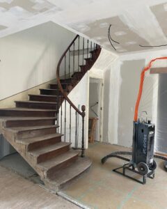 Rénovation escalier, Rénovation escalier, ébénisterie escalier, rénovation escalier bordeaux, rénovation escalier gironde, Rénovation salle de bain, rénovation et aménagement salle de bain, rénovation et aménagement chambre, Réalisation bureau sur mesure, réalisation bureau artisanle sur mesure Bordeaux, Portail Bordeaux, fabrication et pose portail alu et pvc bordeaux, pose et fabrication artisanale portail gironde, Aménagement extérieur, terrasse bordeaux, carport Bordeaux, carport artisanle Gironde, appenti Bordeaux, appenti Gironde, Porte sur mesure, porte artisanale, rénovation porte bois, rénovation porte ancienne, ébénisterie porte, Volets bois, volets artisanal, volets sur mesure, volets Bordeaux, volets fabrication artisanles, volets sur-mesure, volets sur mesure bordeaux, volets sur mesure Gironde, volets sur mesure Sauveterre de Guyenne, Rénovation cuisine traditionnelle, cuisine traditionnelle bois, rénovation cuisine vmg bois, vmg bois expert en cuisine, vmg bois pose de cuisine traditionnelle et moderne en girond,e nouvelle aquitaine, vmg bois expert en cuisine, vmg bois conseiller en cuisine, cuisine sur mesure, cuisines sur mesure, cuisine bordeaux, cuisine nouvelle aquitaine, cuisine gironde,Cuisine moderne et élégante en Gironde, mettant en valeur des matériaux nobles comme le bois et la pierre. Les lignes épurées et le design contemporain se marient harmonieusement avec des touches rustiques, créant un espace à la fois chaleureux et fonctionnel. Éclairée par une lumière naturelle abondante, cette cuisine offre un cadre convivial pour des moments culinaires partagés, robinetterie cuisine, hotte aspirante, VMG bois votre artisan menuisier en gironde, vmg bois artisan Bordeaux, artisan menuisier Bordeaux, artisan menuisier Sauveterre de guyenne, artisan menuisier nouvelle aquitaine, artisan mensuisier, ébénisterie artisanale Gironde, ébénisterie artisanale Bordeaux, ébénisterie artisanale, Entre-deux-mers, artisan bois, artisan alu, artisan pvc, artisan aménagement extérieur et intérieur, terrasse bois, pergola bois, bardage bois, placards sur mesure, escalier bois, dressing bois artisan en gironde, placards sur mesure, escalier bois, dressing bois artisan sur Bordeaux, entreprise de menuiserie sur mesure, création mobilier bois, meuble sur mesure, artisan cuisiniste Bordeaux, artisan cuisiniste Gironde, artisan cuisiniste Nouvelle aquitaine, urgence serrurerie Béziers, ouverture de porte, sécurité après cambriolage, demande devis menuisier, prise de contact serrurier, dressing bois Bordeaux, escalier sur mesure Bordeaux, escalier sur mesure Gironde, escalier sur mesure Sauveterre de guyenne, aménagement intérieur bois, projets menuiseries Bordeaux, projets menuiseries sauveterre de guyenne, aménagement extérieur, améngamenet terrasses bois Bordeaux, aménagement buanderie, aménagement dressing, réalisation bibliothèque, placards bordeaux, placards gironde, placards sauveterre de guyenne, chambre parentale Bordeaux, chambre parentale Gironde, chambre parentale Sauveterre de guyenne