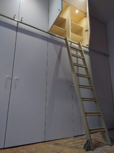 Rénovation escalier, ébénisterie escalier, rénovation escalier bordeaux, rénovation escalier gironde, Rénovation salle de bain, rénovation et aménagement salle de bain, rénovation et aménagement chambre, Réalisation bureau sur mesure, réalisation bureau artisanle sur mesure Bordeaux, Portail Bordeaux, fabrication et pose portail alu et pvc bordeaux, pose et fabrication artisanale portail gironde, Aménagement extérieur, terrasse bordeaux, carport Bordeaux, carport artisanle Gironde, appenti Bordeaux, appenti Gironde, Porte sur mesure, porte artisanale, rénovation porte bois, rénovation porte ancienne, ébénisterie porte, Volets bois, volets artisanal, volets sur mesure, volets Bordeaux, volets fabrication artisanles, volets sur-mesure, volets sur mesure bordeaux, volets sur mesure Gironde, volets sur mesure Sauveterre de Guyenne, Rénovation cuisine traditionnelle, cuisine traditionnelle bois, rénovation cuisine vmg bois, vmg bois expert en cuisine, vmg bois pose de cuisine traditionnelle et moderne en girond,e nouvelle aquitaine, vmg bois expert en cuisine, vmg bois conseiller en cuisine, cuisine sur mesure, cuisines sur mesure, cuisine bordeaux, cuisine nouvelle aquitaine, cuisine gironde,Cuisine moderne et élégante en Gironde, mettant en valeur des matériaux nobles comme le bois et la pierre. Les lignes épurées et le design contemporain se marient harmonieusement avec des touches rustiques, créant un espace à la fois chaleureux et fonctionnel. Éclairée par une lumière naturelle abondante, cette cuisine offre un cadre convivial pour des moments culinaires partagés, robinetterie cuisine, hotte aspirante, VMG bois votre artisan menuisier en gironde, vmg bois artisan Bordeaux, artisan menuisier Bordeaux, artisan menuisier Sauveterre de guyenne, artisan menuisier nouvelle aquitaine, artisan mensuisier, ébénisterie artisanale Gironde, ébénisterie artisanale Bordeaux, ébénisterie artisanale, Entre-deux-mers, artisan bois, artisan alu, artisan pvc, artisan aménagement extérieur et intérieur, terrasse bois, pergola bois, bardage bois, placards sur mesure, escalier bois, dressing bois artisan en gironde, placards sur mesure, escalier bois, dressing bois artisan sur Bordeaux, entreprise de menuiserie sur mesure, création mobilier bois, meuble sur mesure, artisan cuisiniste Bordeaux, artisan cuisiniste Gironde, artisan cuisiniste Nouvelle aquitaine, urgence serrurerie Béziers, ouverture de porte, sécurité après cambriolage, demande devis menuisier, prise de contact serrurier, dressing bois Bordeaux, escalier sur mesure Bordeaux, escalier sur mesure Gironde, escalier sur mesure Sauveterre de guyenne, aménagement intérieur bois, projets menuiseries Bordeaux, projets menuiseries sauveterre de guyenne, aménagement extérieur, améngamenet terrasses bois Bordeaux, aménagement buanderie, aménagement dressing, réalisation bibliothèque, placards bordeaux, placards gironde, placards sauveterre de guyenne, chambre parentale Bordeaux, chambre parentale Gironde, chambre parentale Sauveterre de guyenne