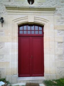 Porte sur mesure, porte artisanale, rénovation porte bois, rénovation porte ancienne, ébénisterie porte, Volets bois, volets artisanal, volets sur mesure, volets Bordeaux, volets fabrication artisanles, volets sur-mesure, volets sur mesure bordeaux, volets sur mesure Gironde, volets sur mesure Sauveterre de Guyenne, Rénovation cuisine traditionnelle, cuisine traditionnelle bois, rénovation cuisine vmg bois, vmg bois expert en cuisine, vmg bois pose de cuisine traditionnelle et moderne en girond,e nouvelle aquitaine, vmg bois expert en cuisine, vmg bois conseiller en cuisine, cuisine sur mesure, cuisines sur mesure, cuisine bordeaux, cuisine nouvelle aquitaine, cuisine gironde,Cuisine moderne et élégante en Gironde, mettant en valeur des matériaux nobles comme le bois et la pierre. Les lignes épurées et le design contemporain se marient harmonieusement avec des touches rustiques, créant un espace à la fois chaleureux et fonctionnel. Éclairée par une lumière naturelle abondante, cette cuisine offre un cadre convivial pour des moments culinaires partagés, robinetterie cuisine, hotte aspirante, VMG bois votre artisan menuisier en gironde, vmg bois artisan Bordeaux, artisan menuisier Bordeaux, artisan menuisier Sauveterre de guyenne, artisan menuisier nouvelle aquitaine, artisan mensuisier, ébénisterie artisanale Gironde, ébénisterie artisanale Bordeaux, ébénisterie artisanale, Entre-deux-mers, artisan bois, artisan alu, artisan pvc, artisan aménagement extérieur et intérieur, terrasse bois, pergola bois, bardage bois, placards sur mesure, escalier bois, dressing bois artisan en gironde, placards sur mesure, escalier bois, dressing bois artisan sur Bordeaux, entreprise de menuiserie sur mesure, création mobilier bois, meuble sur mesure, artisan cuisiniste Bordeaux, artisan cuisiniste Gironde, artisan cuisiniste Nouvelle aquitaine, urgence serrurerie Béziers, ouverture de porte, sécurité après cambriolage, demande devis menuisier, prise de contact serrurier, dressing bois Bordeaux, escalier sur mesure Bordeaux, escalier sur mesure Gironde, escalier sur mesure Sauveterre de guyenne, aménagement intérieur bois, projets menuiseries Bordeaux, projets menuiseries sauveterre de guyenne